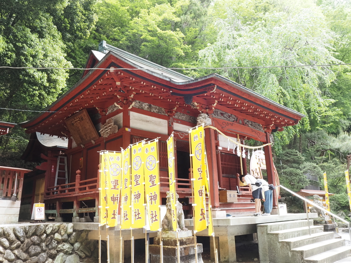 斜めから見た拝殿