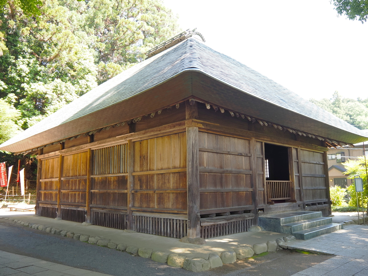 斜めから見た阿弥陀堂