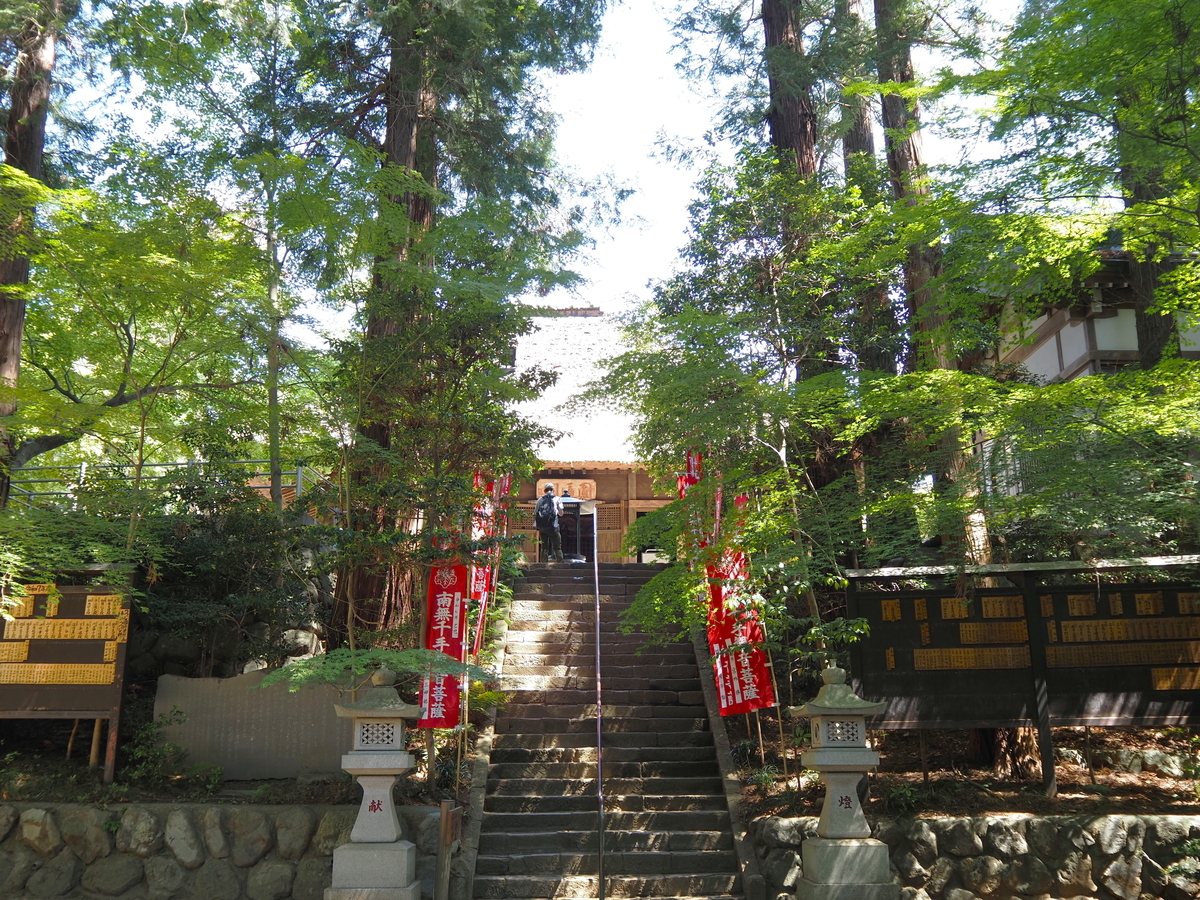 階段の上にある本堂