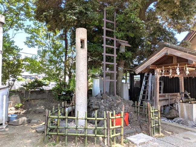 梯子のモニュメント