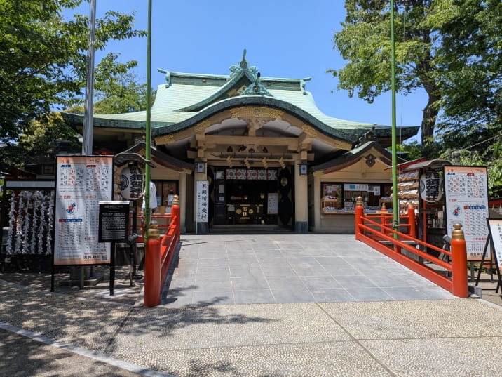 正面から見た拝殿