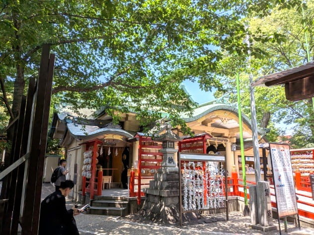 斜めから見た拝殿