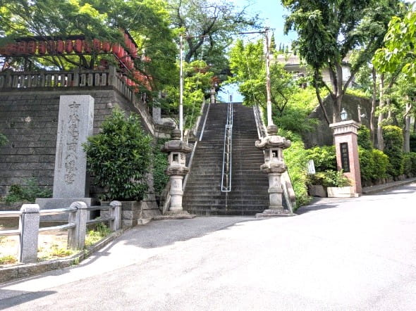 社号標と男坂