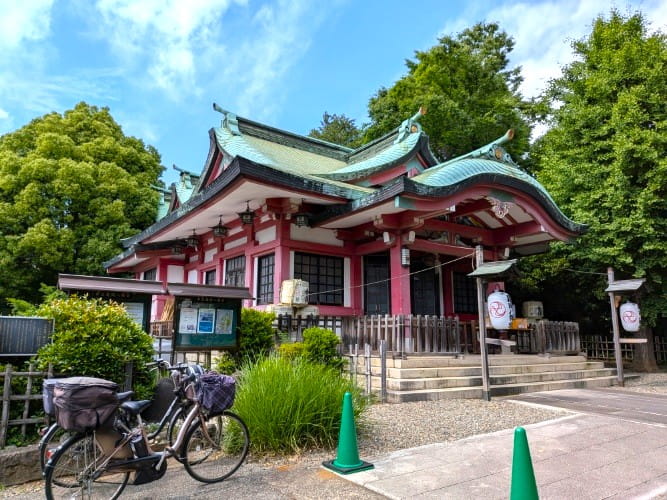 斜めから見た拝殿