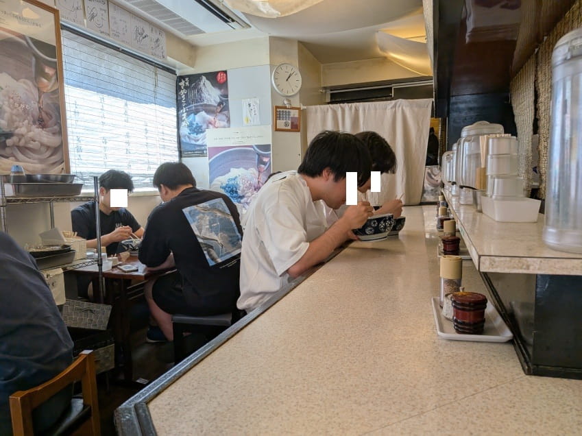 直白の店内