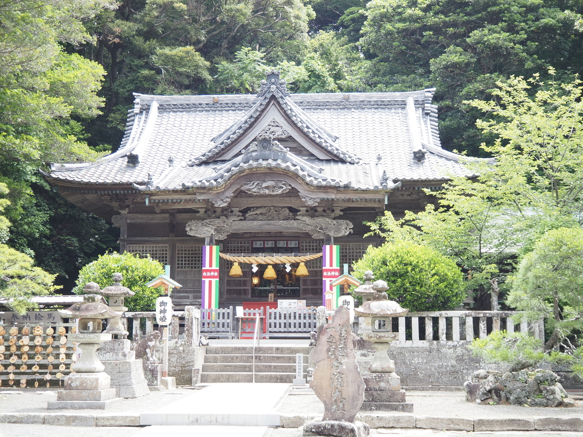 正面から見た拝殿