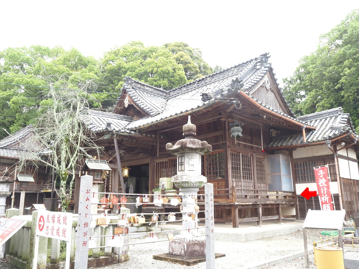 斜めから見た社殿