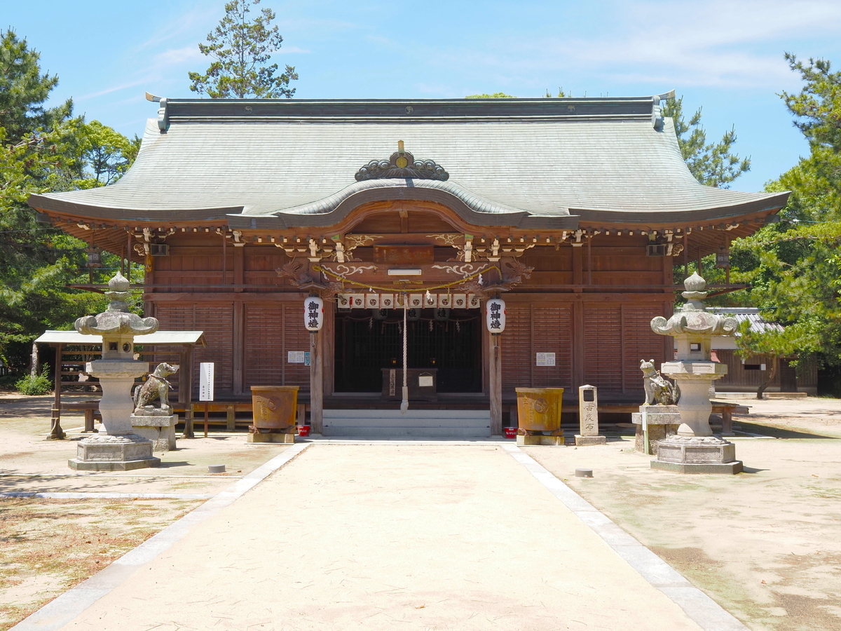 正面から見た拝殿