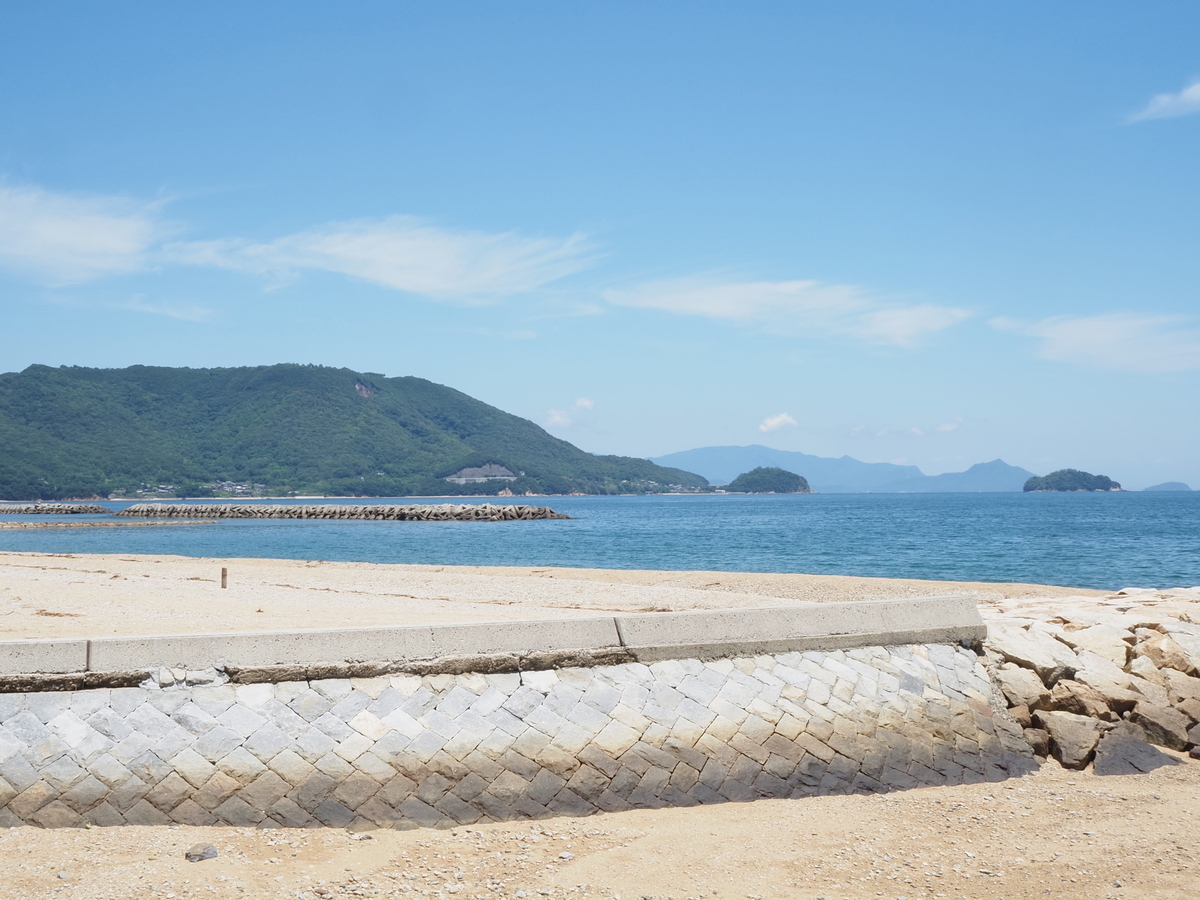 青い海・白い砂浜・緑の松林・沖合の島々が織りなす景色