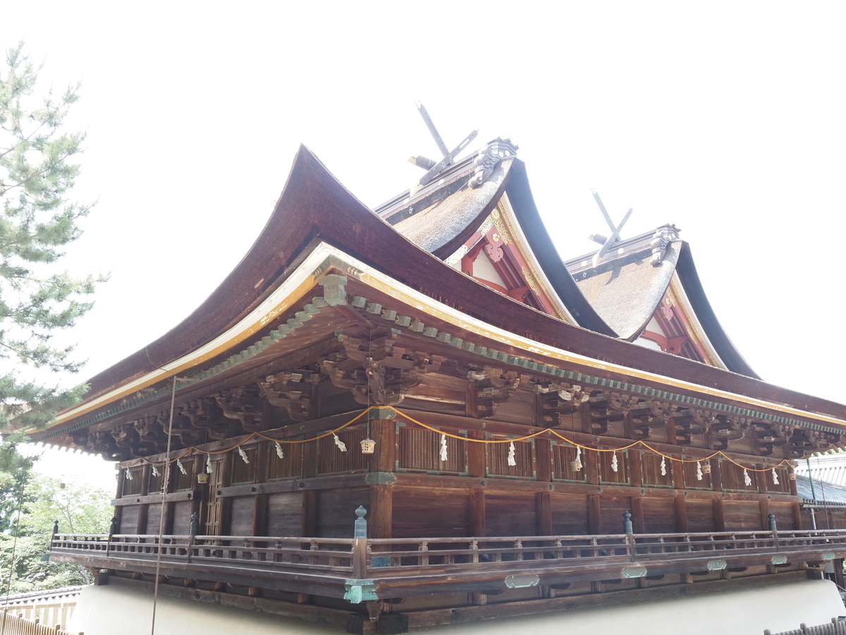 屋根の両端の反りと鋭く尖った四隅
