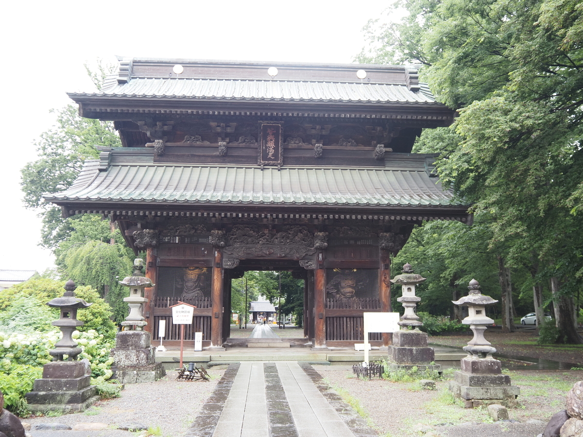 正面から見た貴惣門