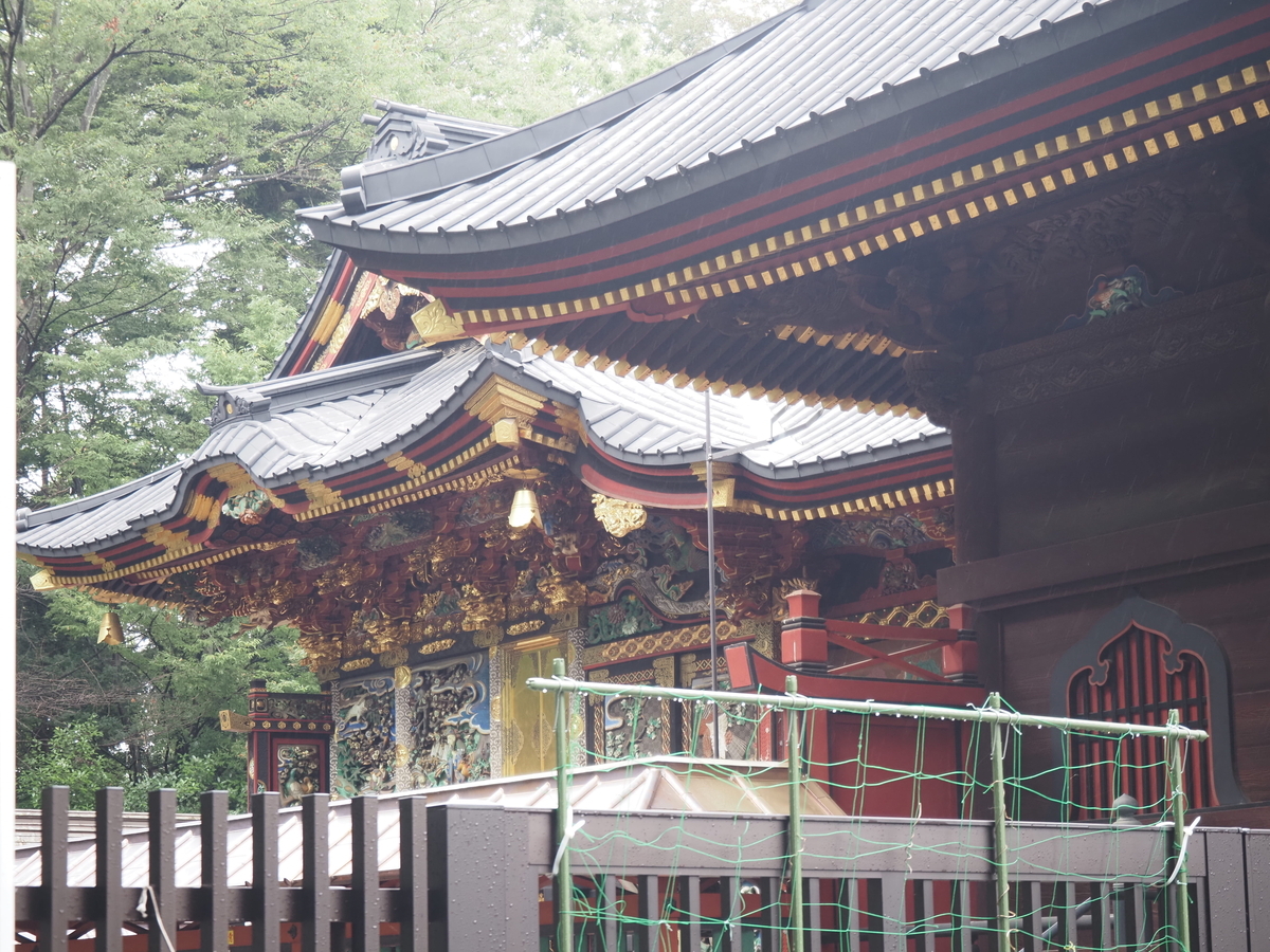 拝殿と本殿の境