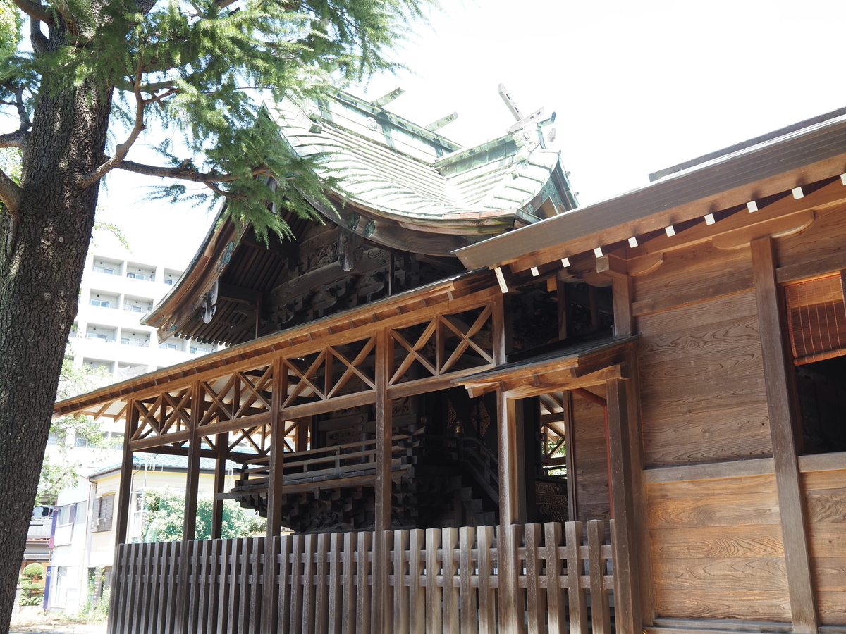 斜めから見た本殿
