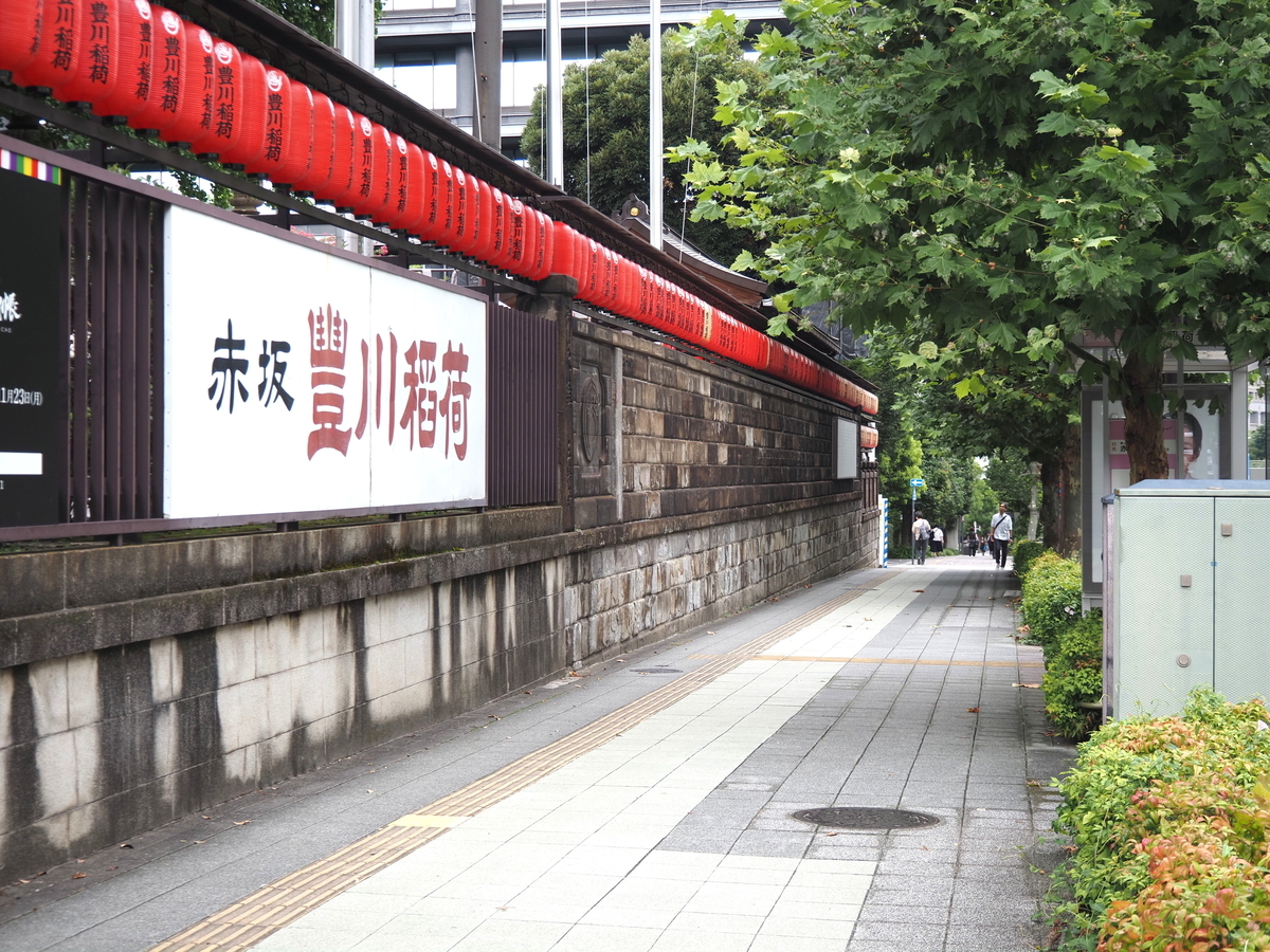 塀の上の常夜灯