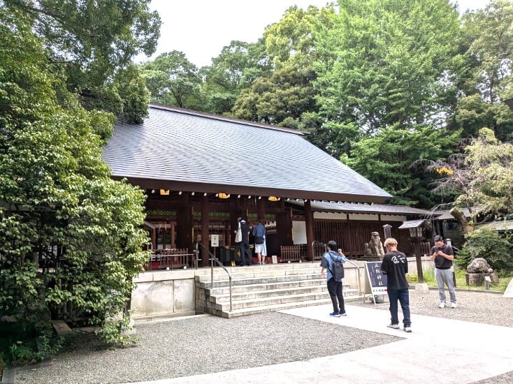 斜めから見た拝殿