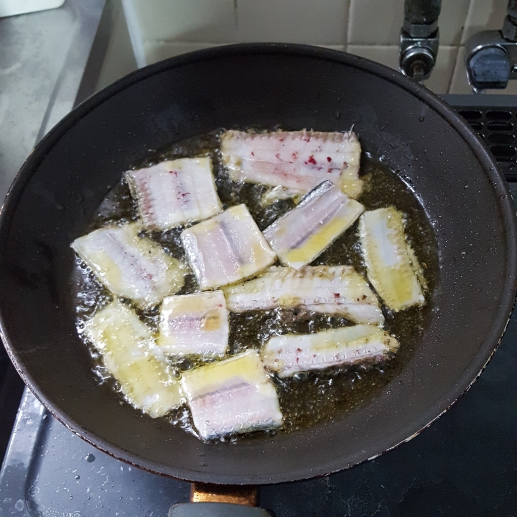 タチウオの骨を雑に揚げたやつ つくりおき