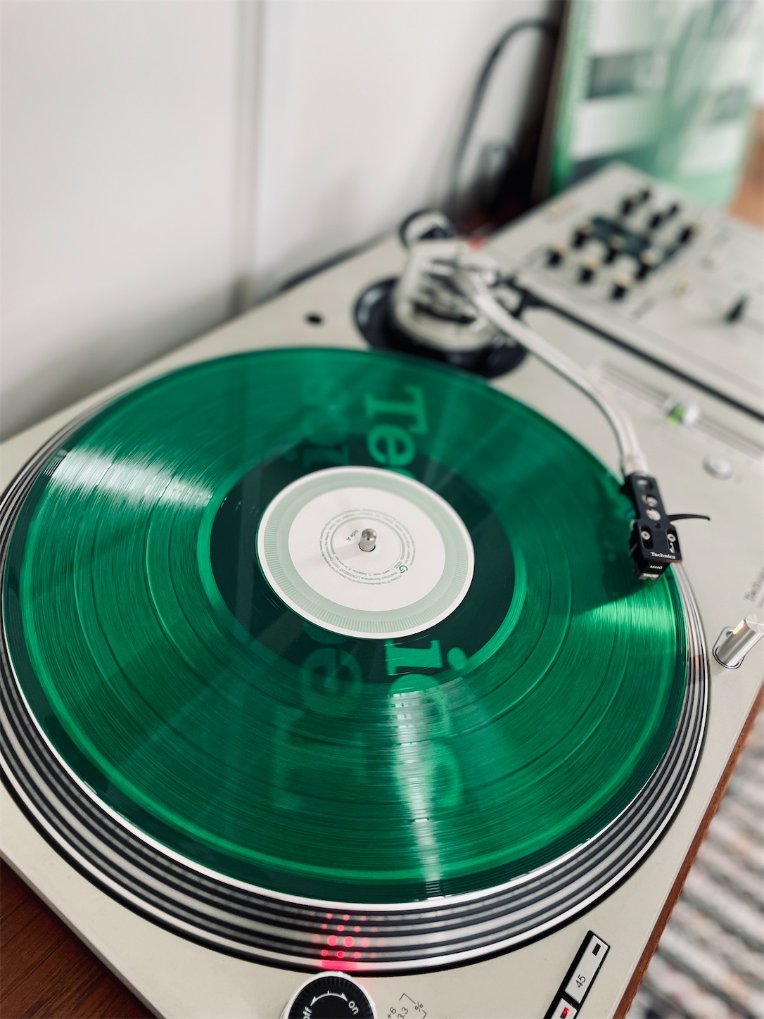 実家から Technics SL-1200MK3D を持ってきてレコードを聴いてる