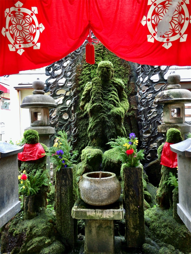 【大阪】苔むした水掛不動さんに会いに。ミナミの繁華街の路地にたたずむ法善寺（御朱印） - 元・ふわふわ北京日和