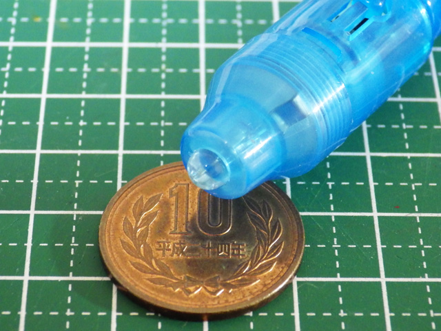 100円ショップのUVライトでUVレジン液を硬化させる