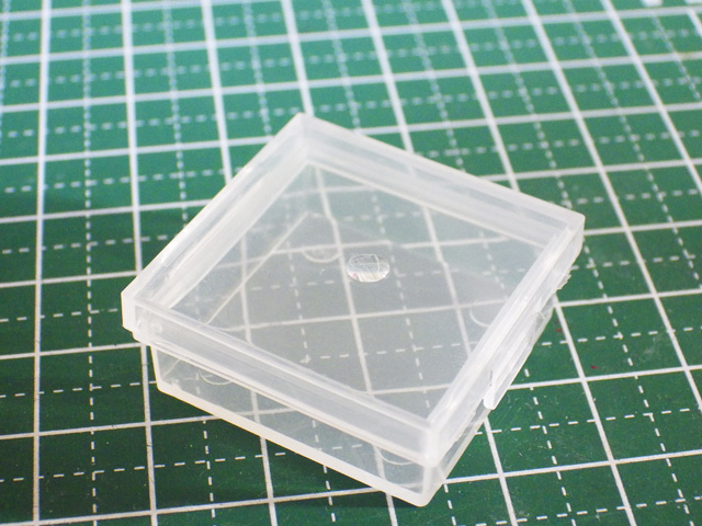 100円ショップのUVライトでUVレジン液を硬化させる