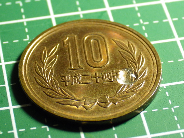 100円ショップのUVライトでUVレジン液を硬化させる