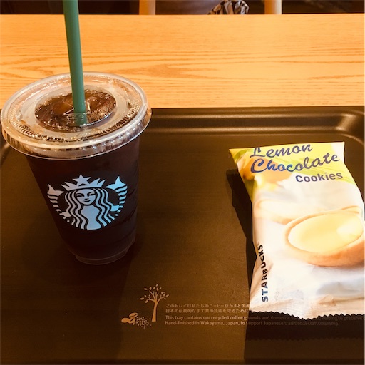 スターバックスのアイスコーヒーとクッキー スターバックスのアイスコーヒーとクッキー
