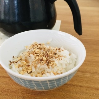 胡麻和えごまをご飯にかける