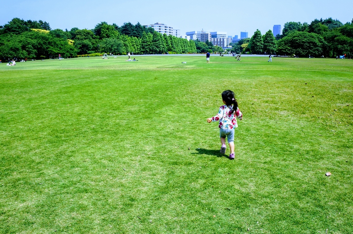 子供可 新宿御苑 都内で子連れで花見に 芝生でゴロゴロ楽しめる 共働きラボ