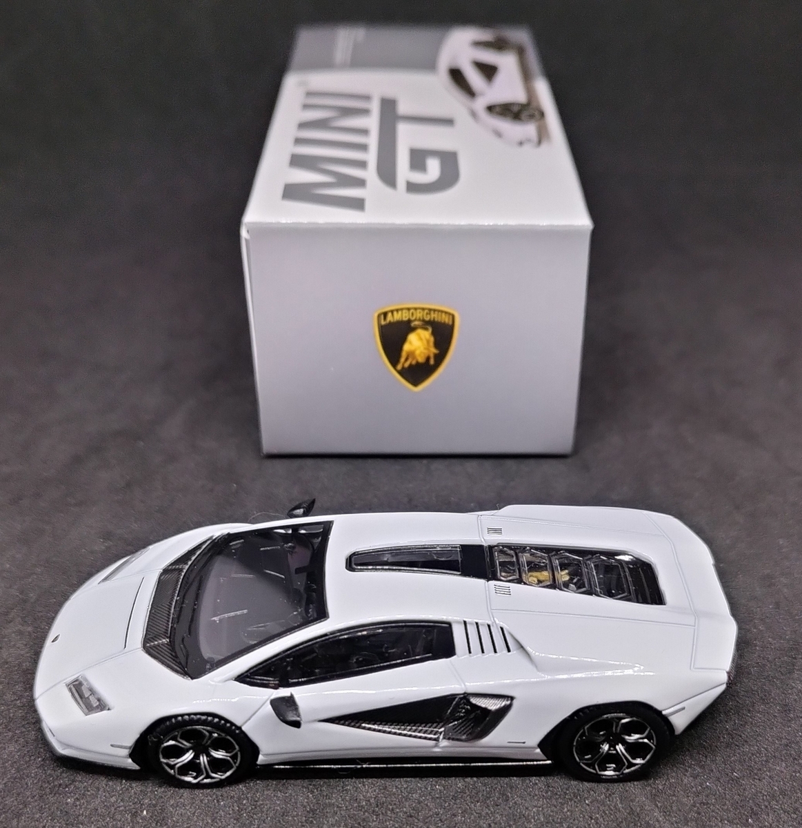 ミニGT ランボルギーニ カウンタック LPI 800-4 ホワイト