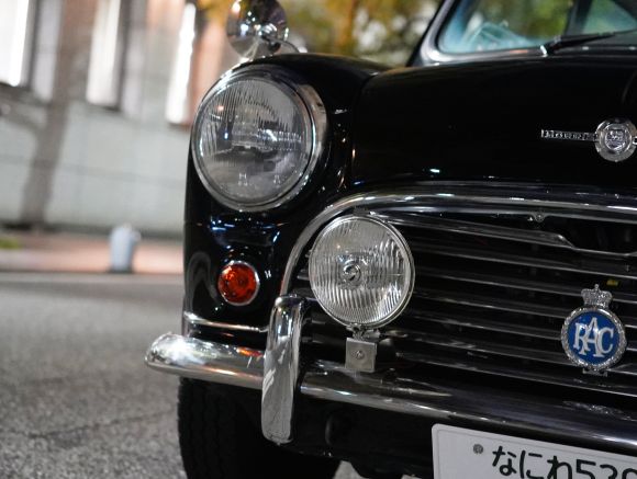 ローバーミニとグリルバッジ