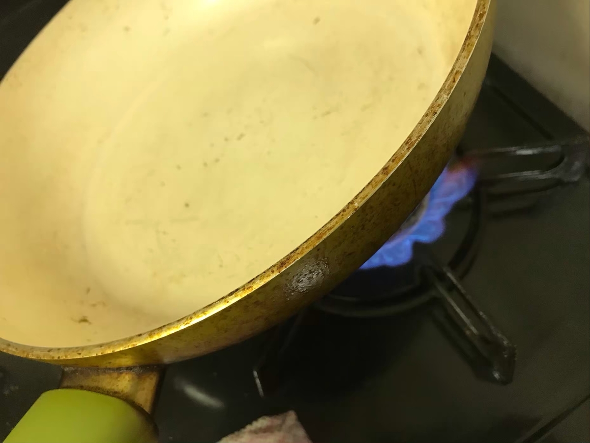 フライパンを強火で温めている画像