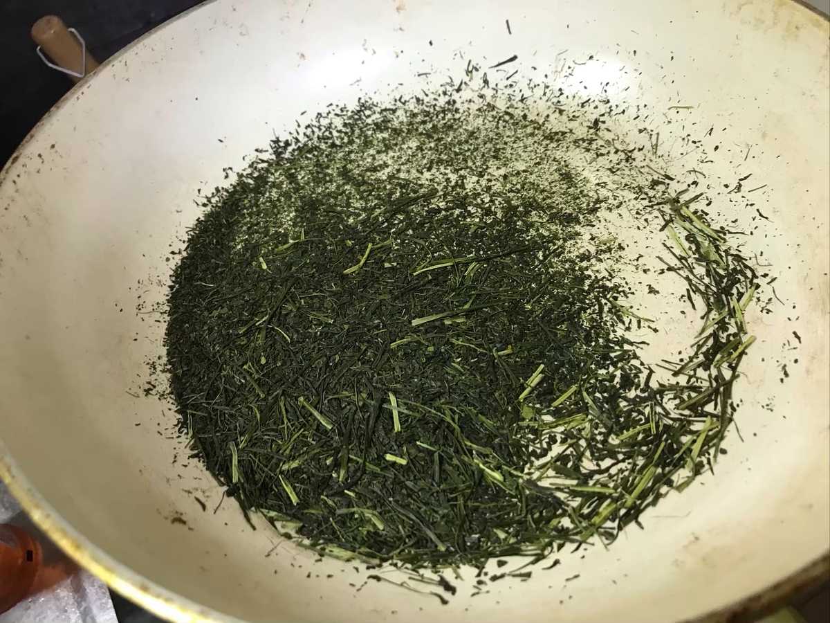 フライパンの上に茶葉が均一に敷かれている様子