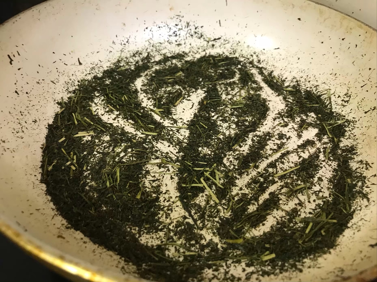 煎った茶葉から煙が出てきたところ