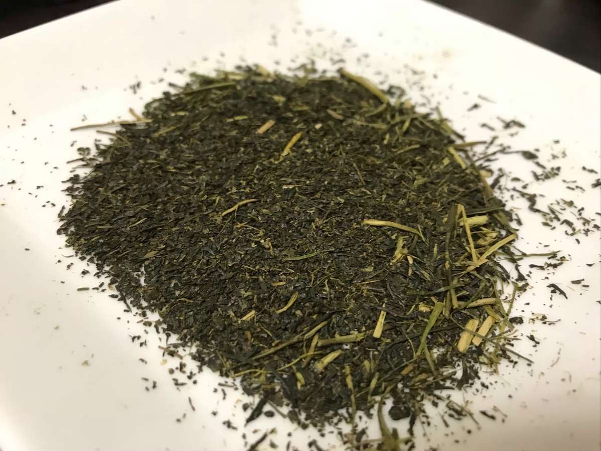 フライパンから茶葉を取り出し、ほうじ茶ができているところ