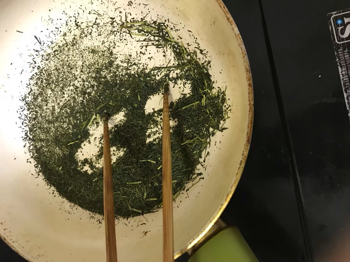 箸で混ぜながら茶葉を煎っているところ