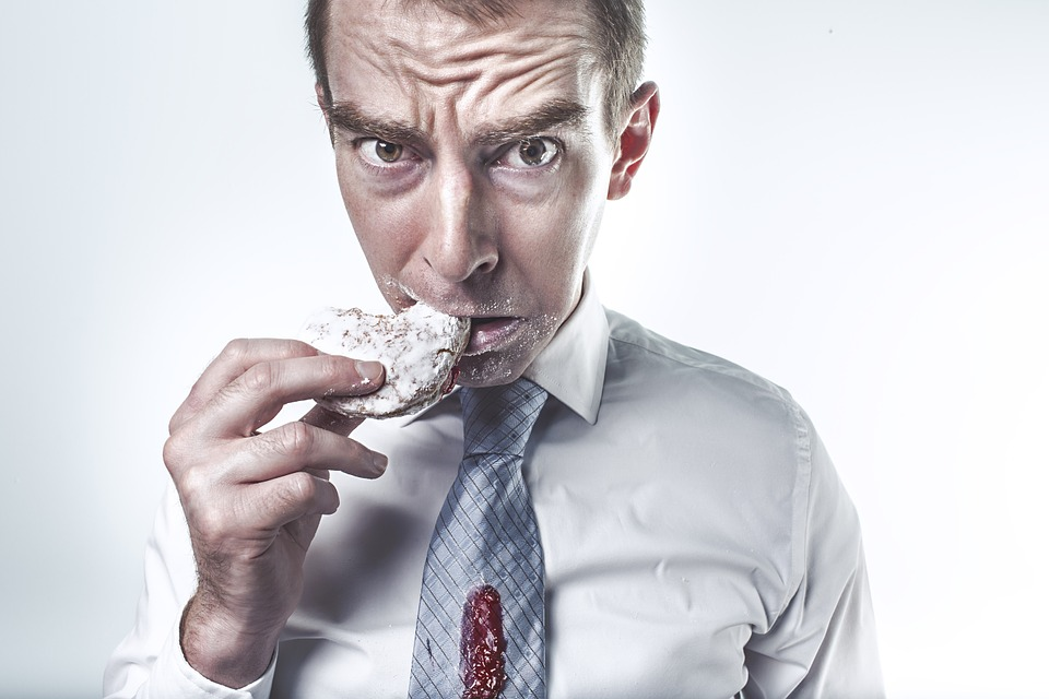 クッキーをものすごい顔で食べる男