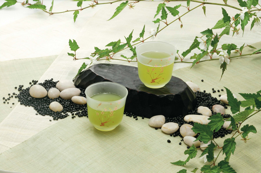和の雰囲気の中に置かれた緑茶