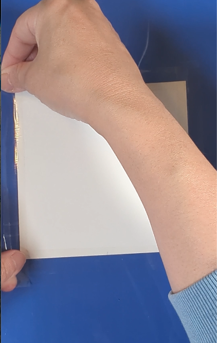 パステルの描き方　画用紙をクリアファイルにつける