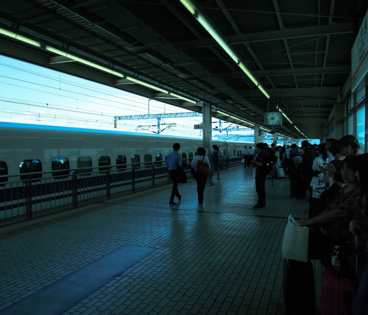 新幹線ホーム(小田原駅)と青の世界 2017年6月 新幹線ホーム(小田原駅)と青の世界 2017年6月
