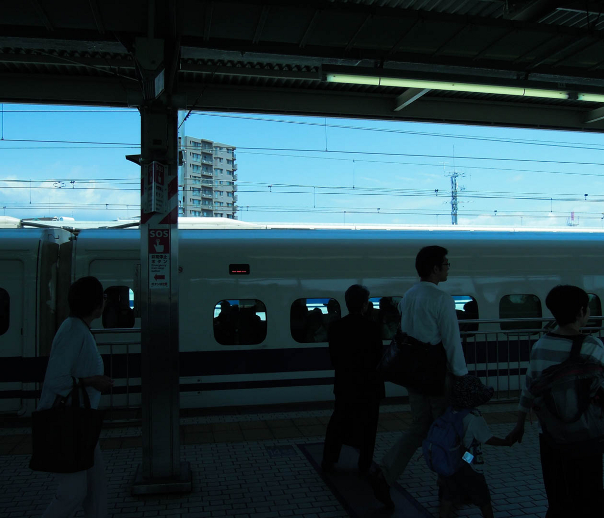 新幹線ホーム(小田原駅)と青の世界 2017年6月 新幹線ホーム(小田原駅)と青の世界 2017年6月