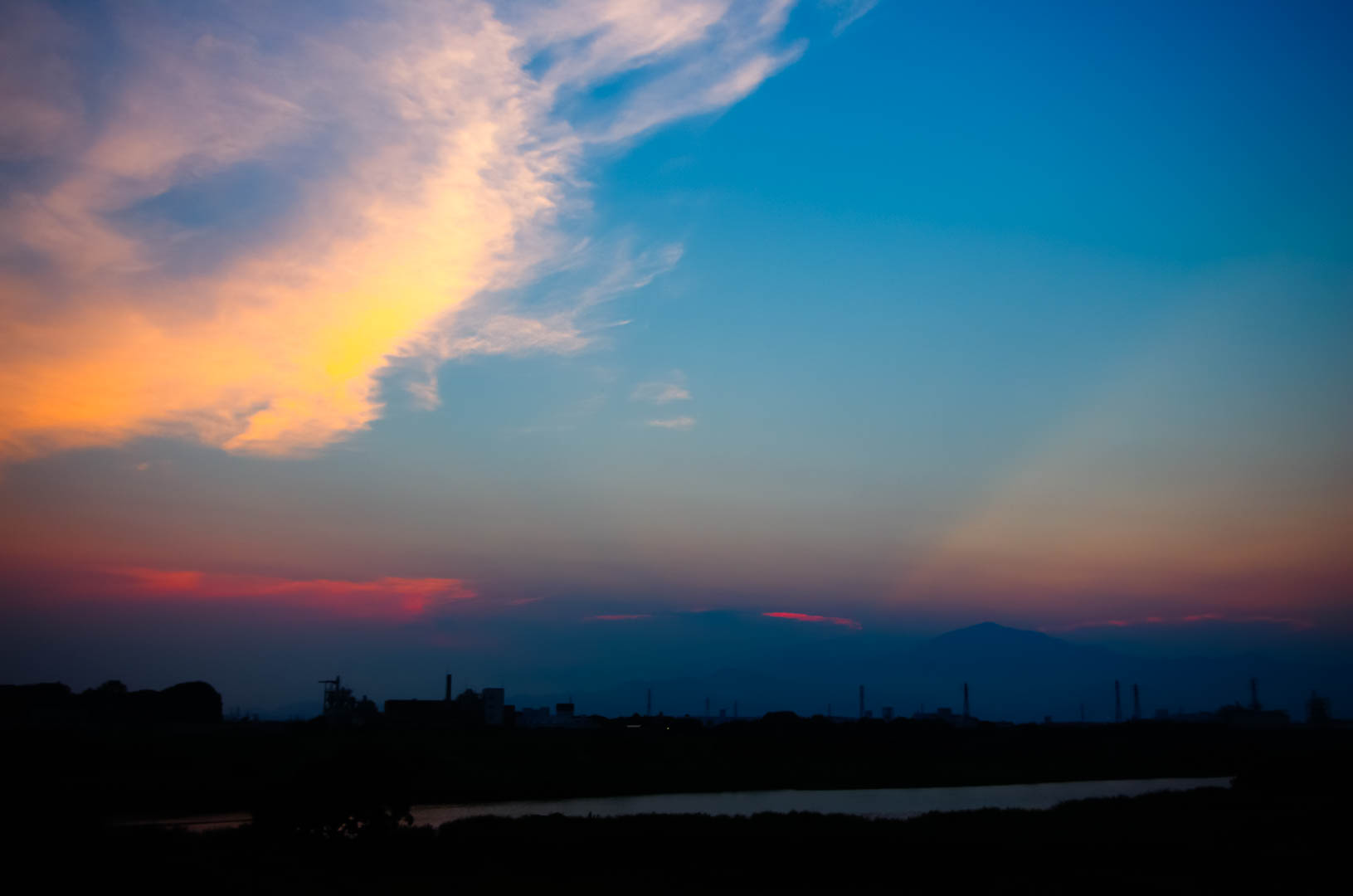 湘南銀河大橋と丹沢大山の夕暮れ(2017年7月) 湘南銀河大橋と丹沢大山の夕暮れ(2017年7月)