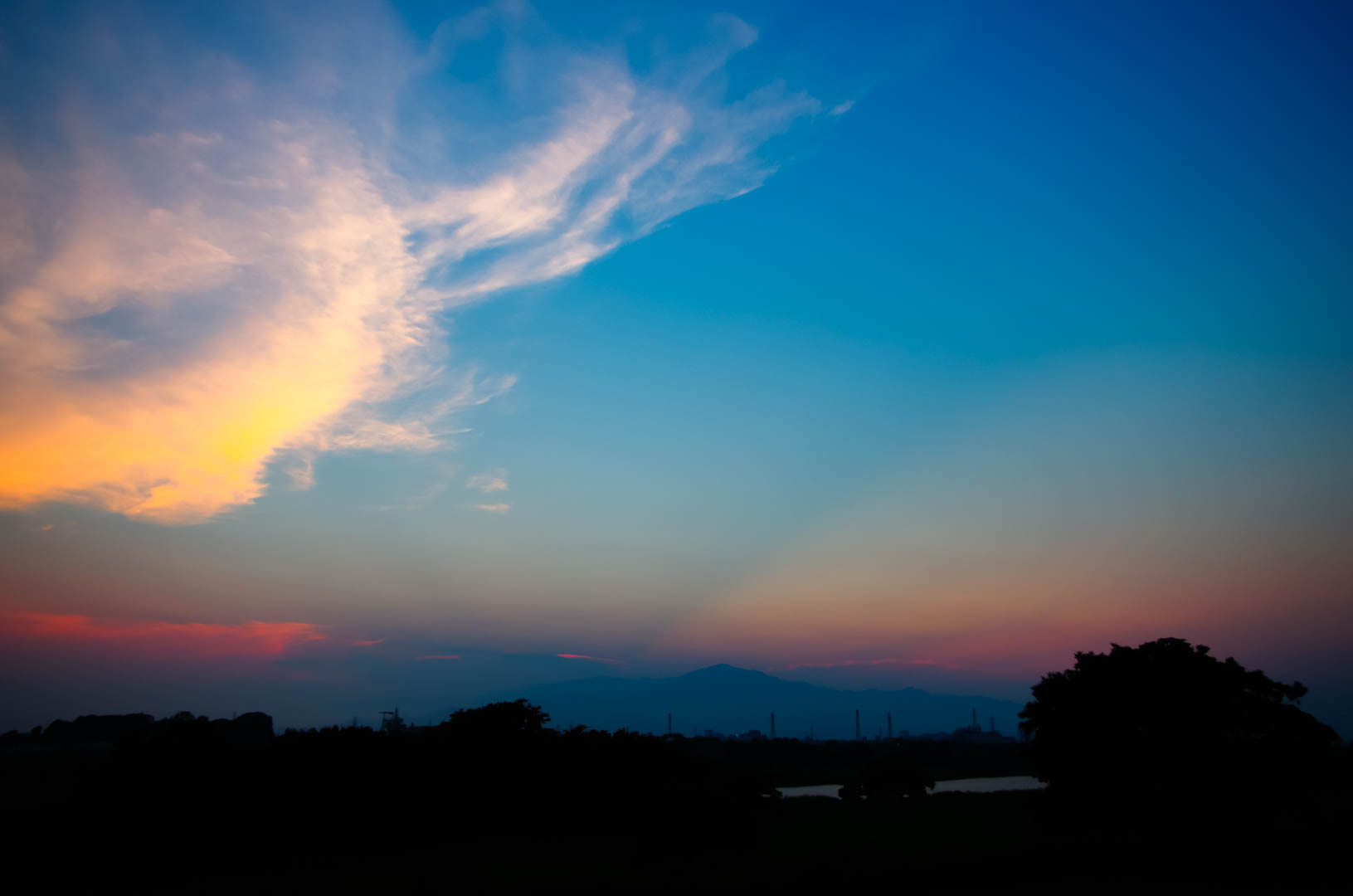 湘南銀河大橋と丹沢大山の夕暮れ(2017年7月) 湘南銀河大橋と丹沢大山の夕暮れ(2017年7月)