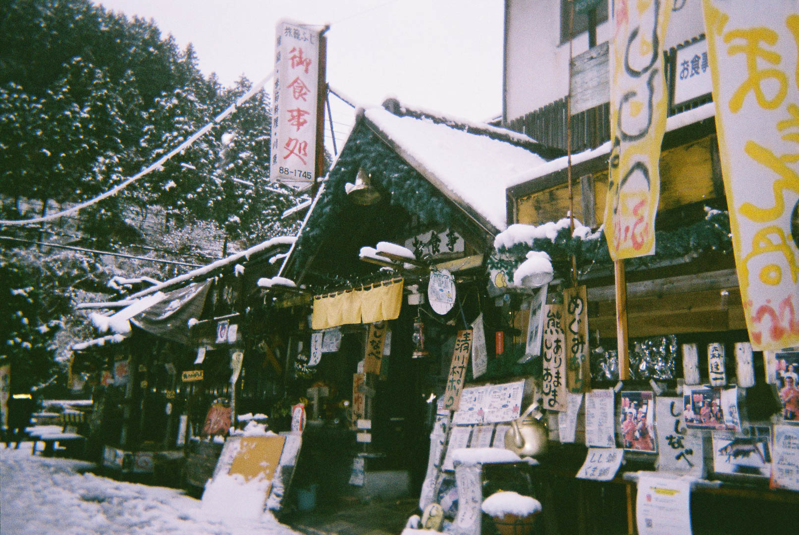 雪の宮ケ瀬 水の郷商店街を( 写ルンです 雪の宮ケ瀬 水の郷商店街を( 写ルンです