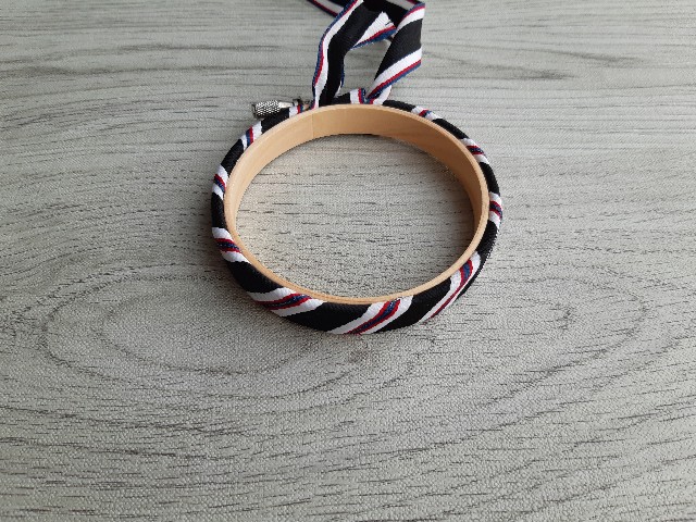 刺しゅう枠に布を巻く 暮らしにハンドメイドを添えて