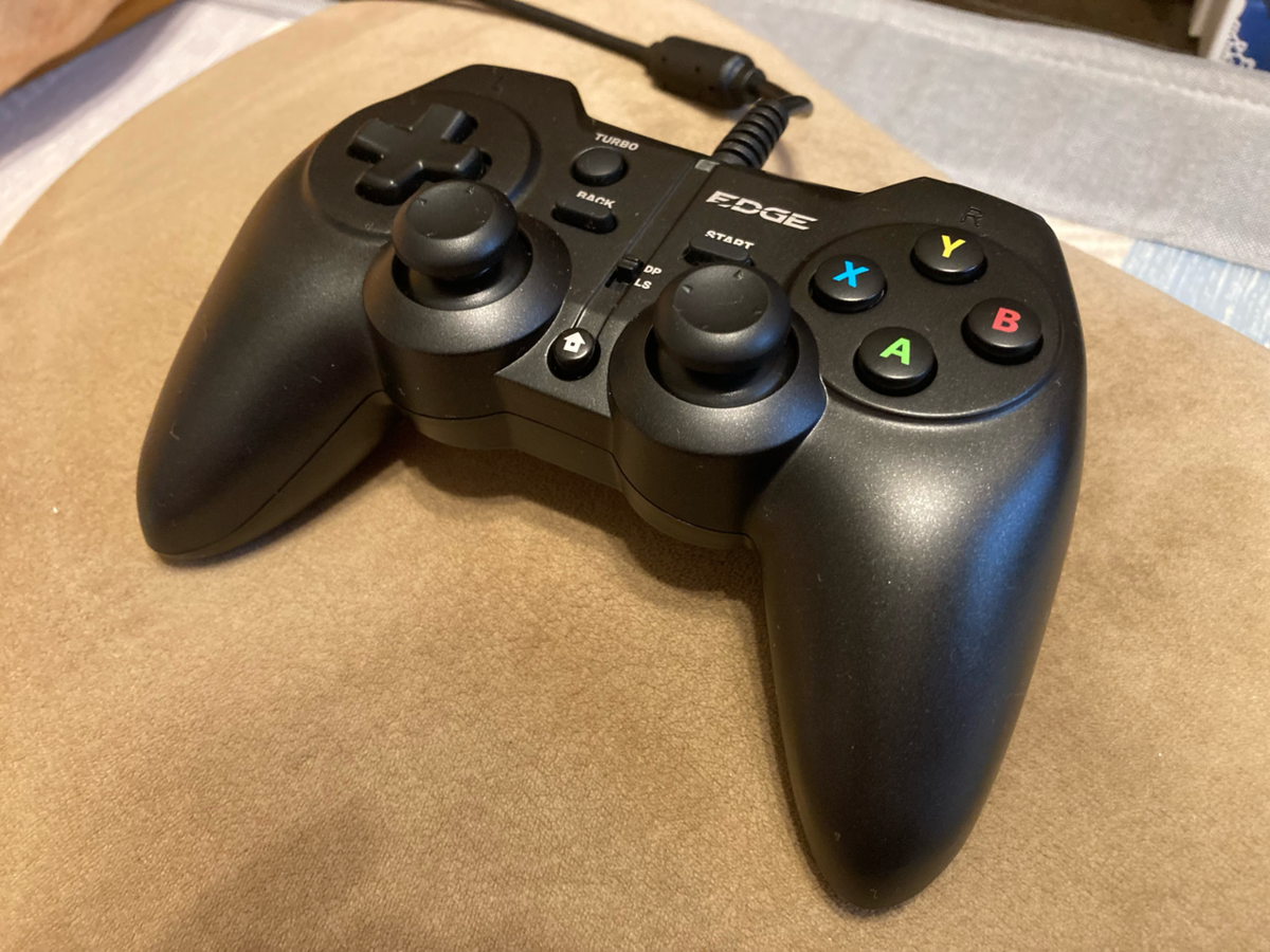 はじめてのPC用ゲームパッド「HORI EDGE 301」 - わたしです