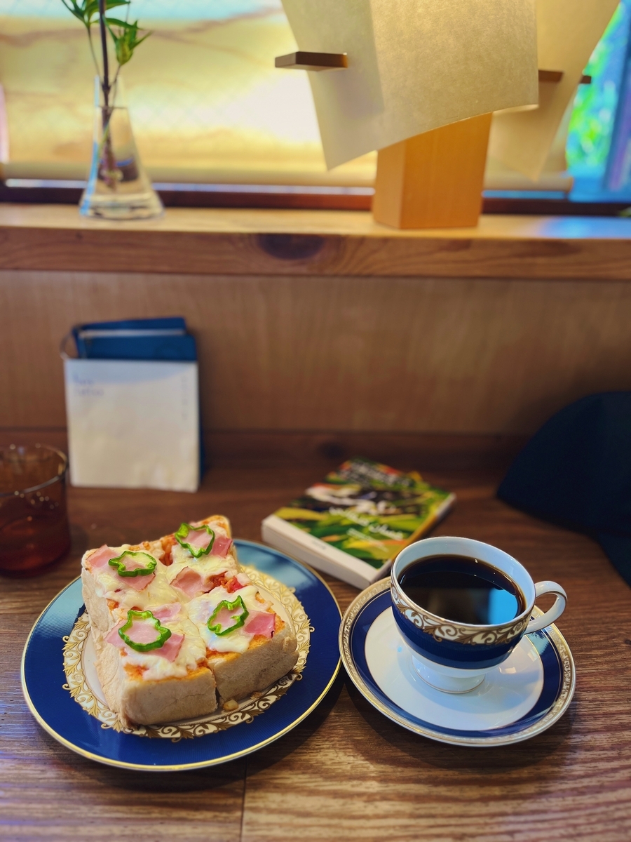 ハトコーヒーのコーヒーとピザトーストの写真