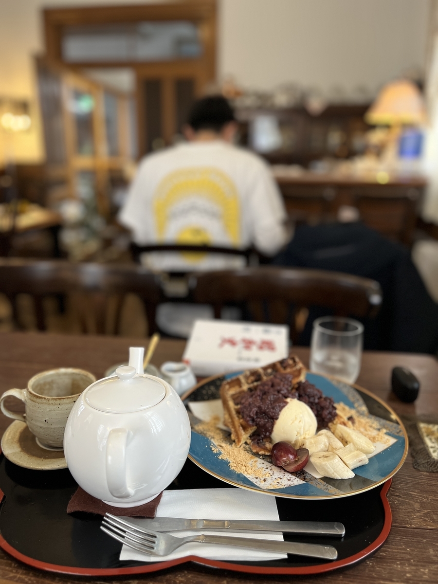 cafe BEAN'sの食事と本の写真
