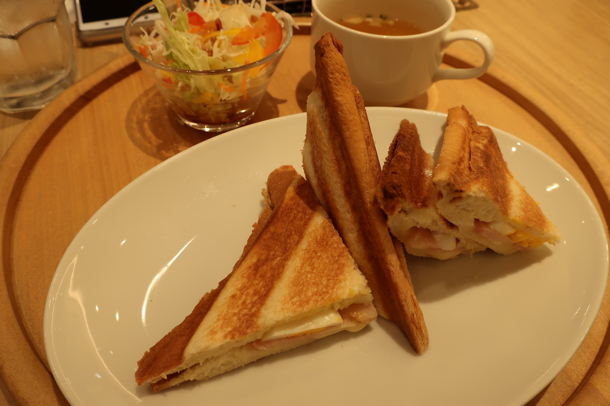 YOSHIMI BLUESKYサンドイッチ&サラダ画像