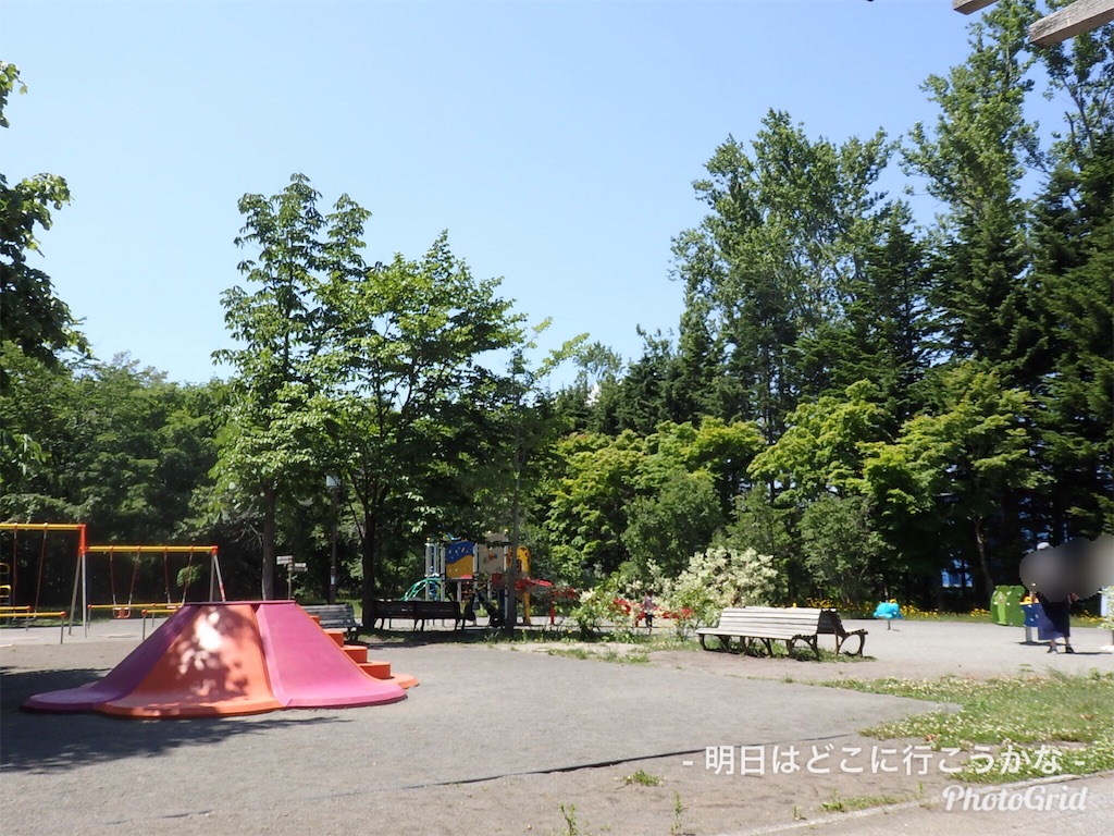 平岡公園の遊具広場は超穴場 円形に配置された遊具で見守りもラクチン 札幌 清田区 明日はどこに行こうかな 北海道