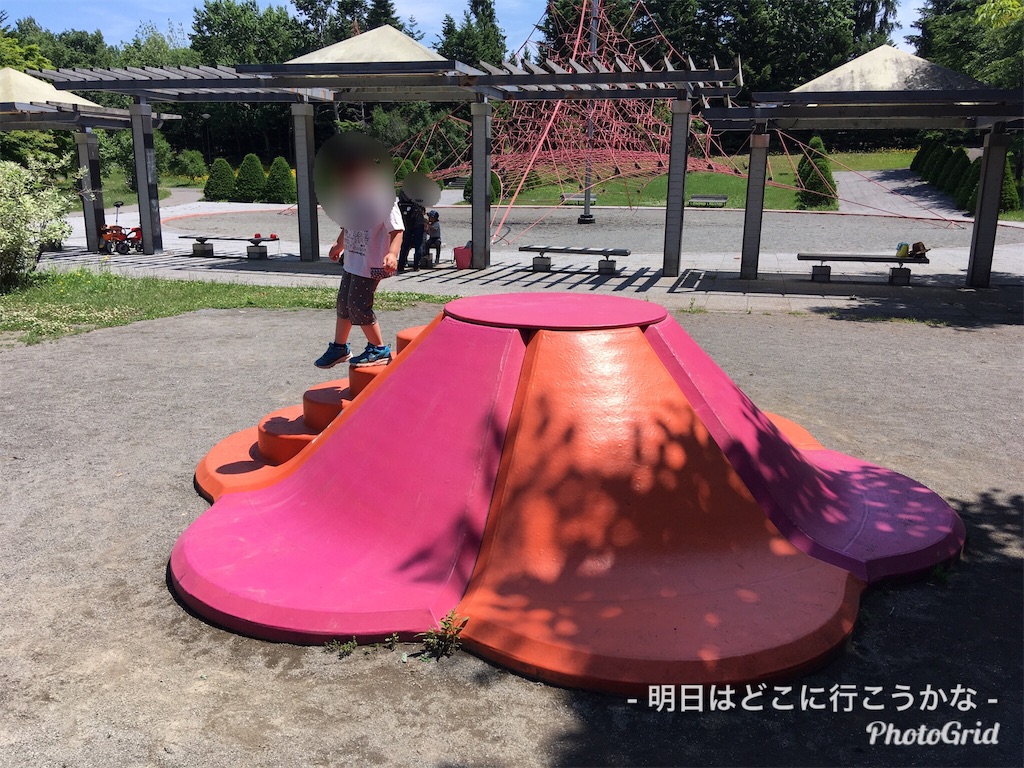 平岡公園の遊具広場は超穴場 円形に配置された遊具で見守りもラクチン 札幌 清田区 明日はどこに行こうかな 北海道